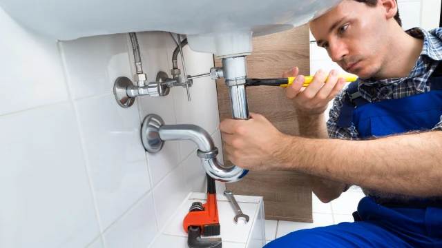 Plumber fixing plumbing leaks in Scottsdale AZ